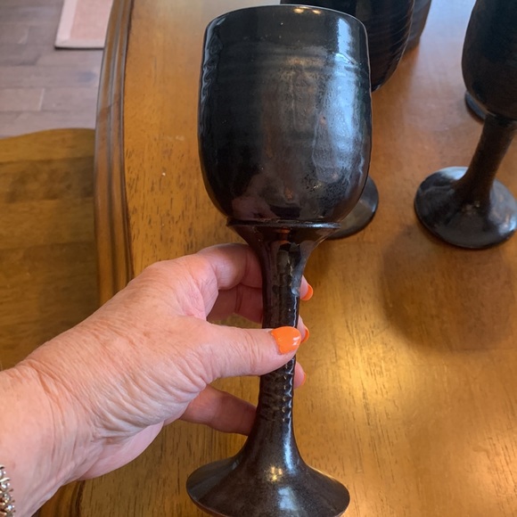 Pottery wine glasses (4) and wine bottle holder - Picture 4 of 10